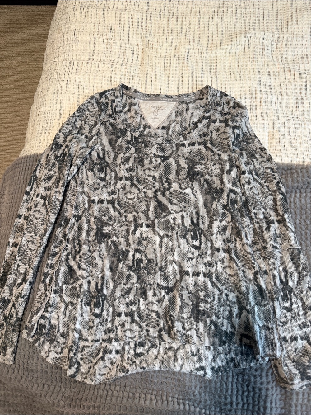 Kensie Gray & Cream Snake-Print V-Neck Long Sleeve Top